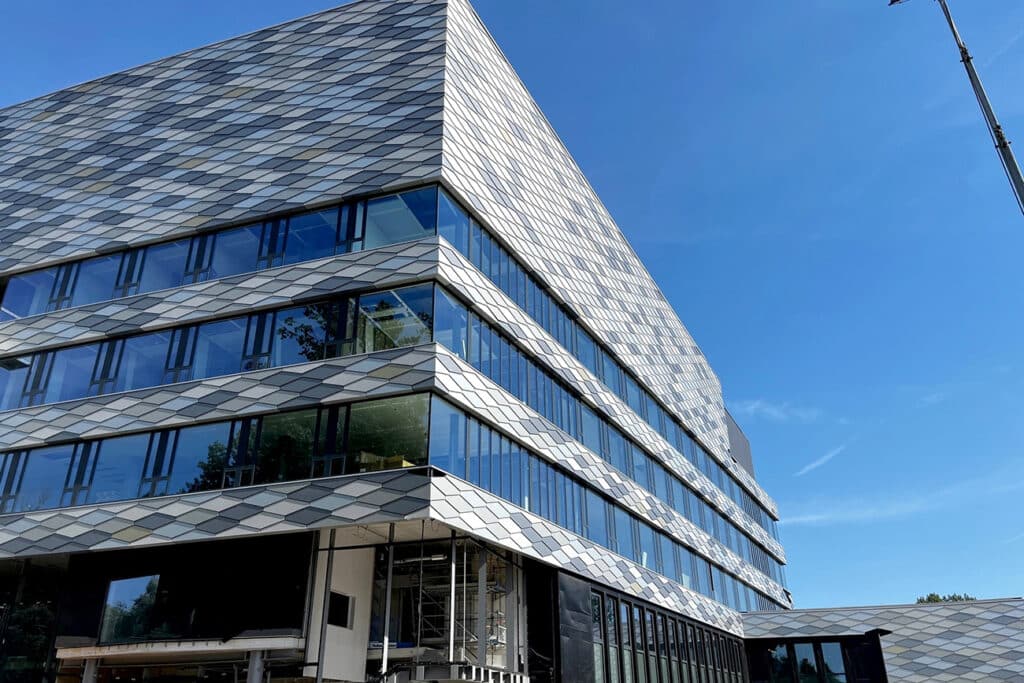 Spraakmakende ‘slangenhuid’ voor Feringa Building
