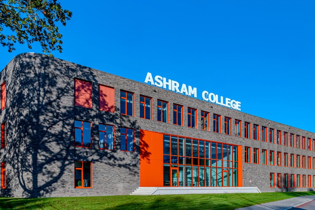 Kleurrijke kozijnen, deuren en vliesgevels typeren nieuw Ashram College