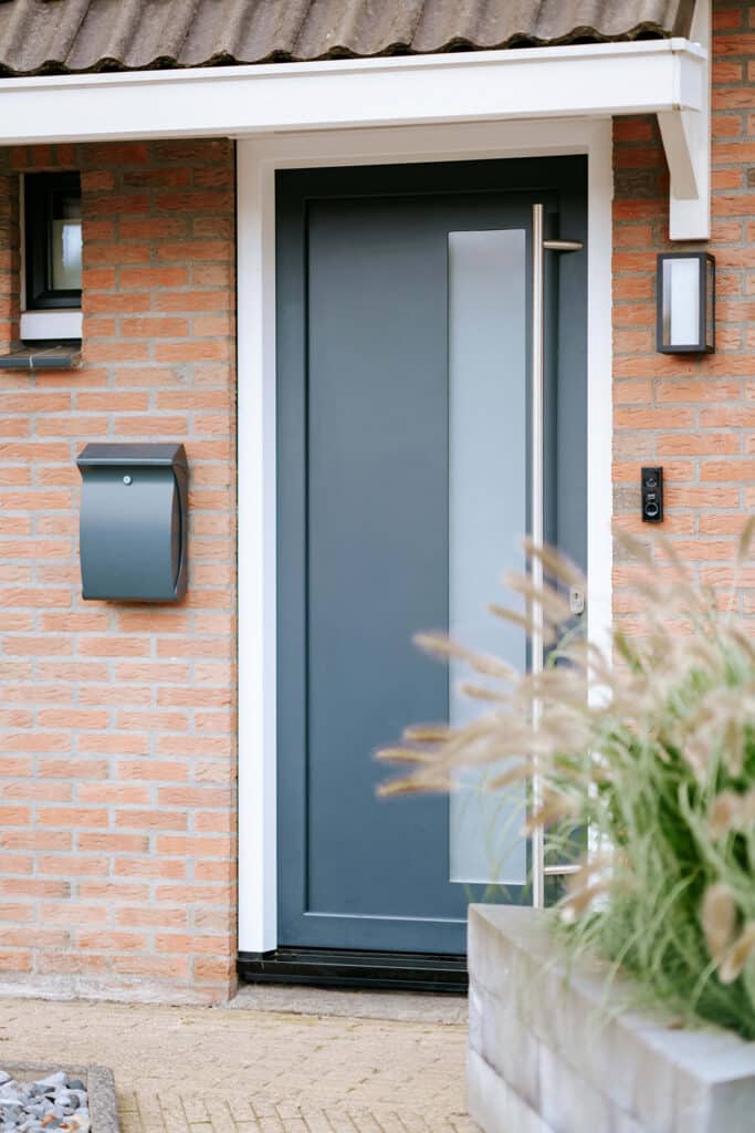 Vleugeloverdekkende kunststof deuren met innovatief profiel 1