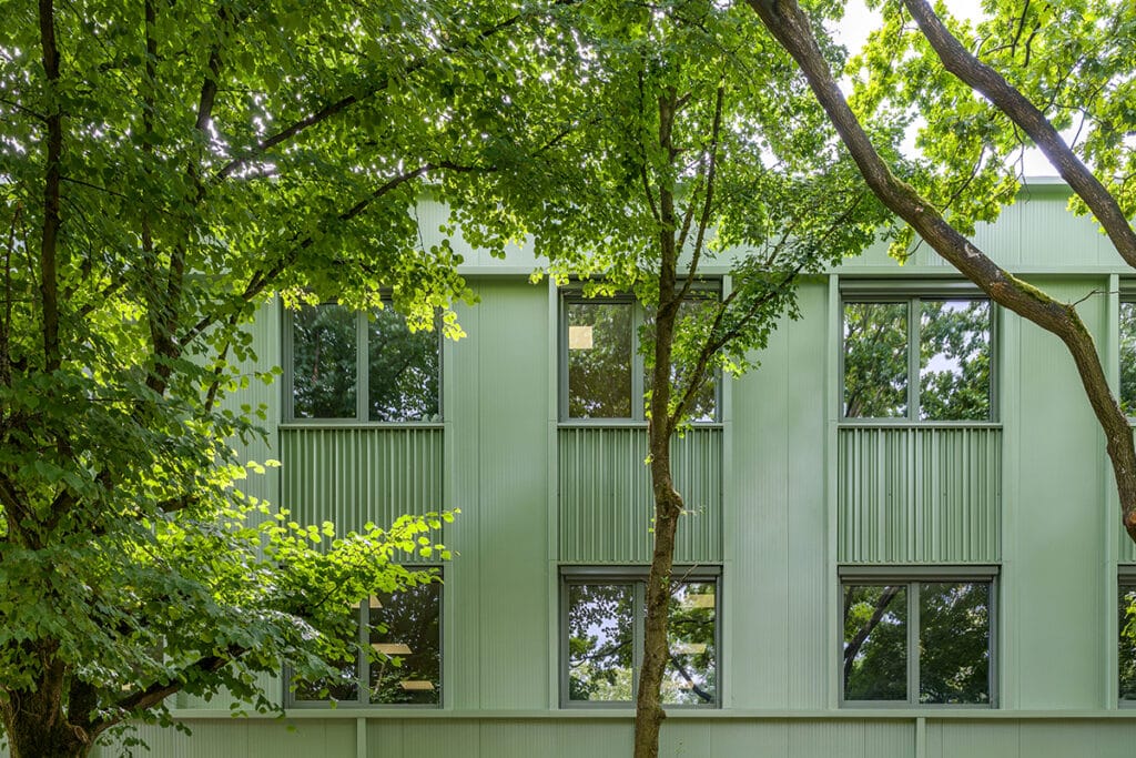 Moderne gebouwgevel zorgt voor verzachting