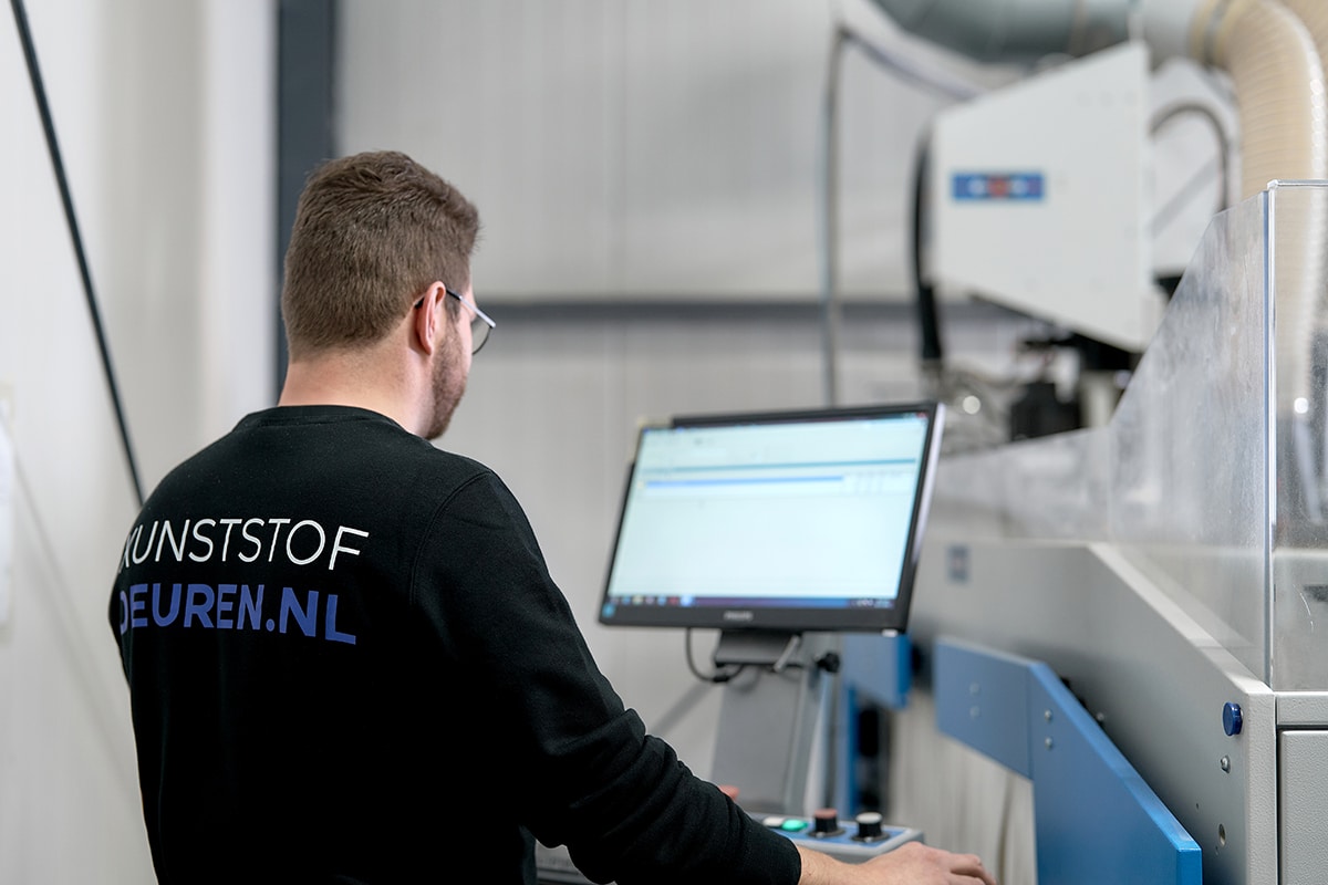 Vleugeloverdekkende kunststof deuren met innovatief profiel 2