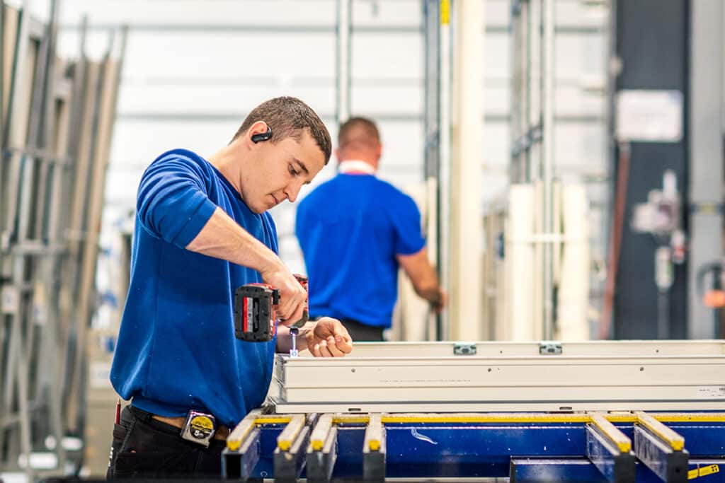 Lagere milieu-impact door lokale assemblage kunststofkozijnen