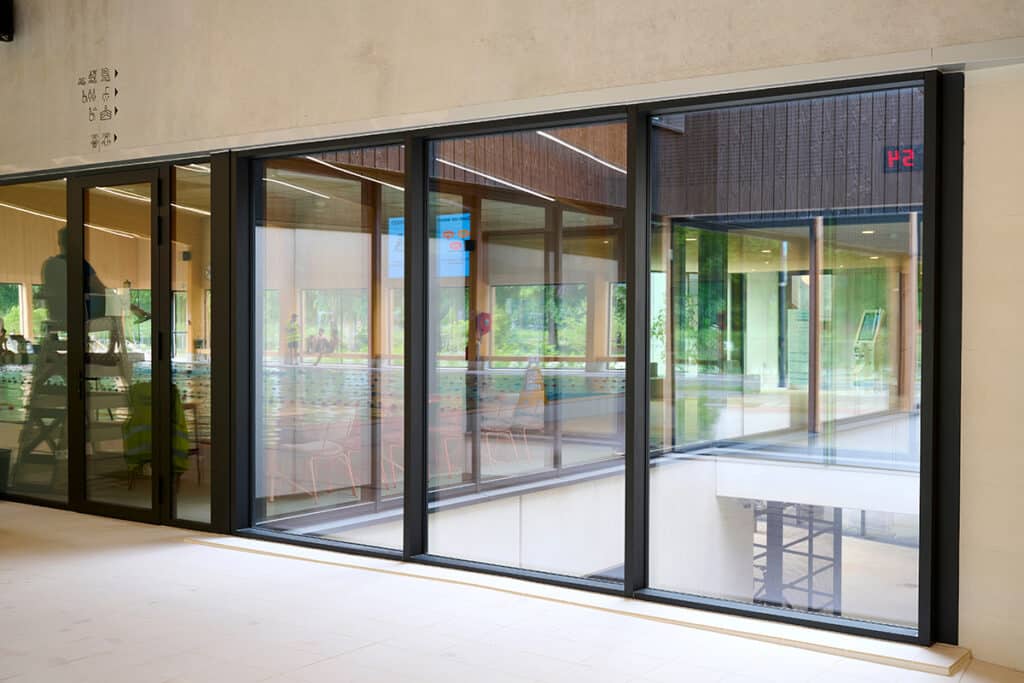 Doordachte keuze van aluminium raam- en deursystemen voor nieuw zwemparadijs 2