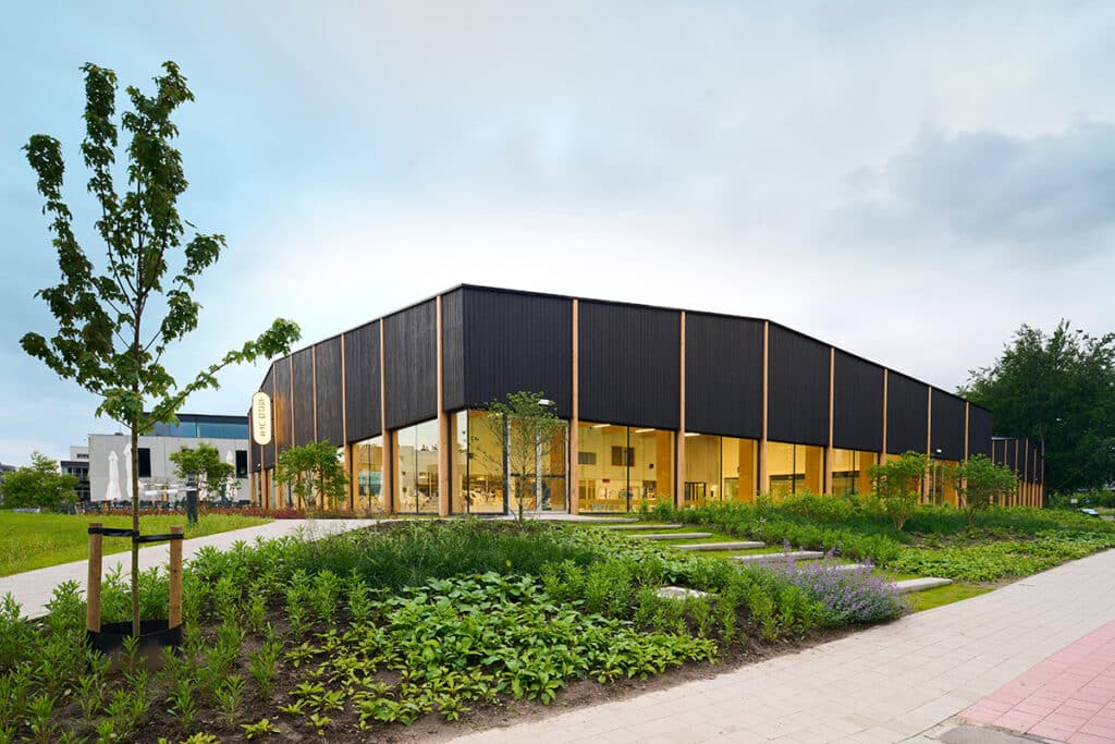 Doordachte keuze van aluminium raam- en deursystemen voor nieuw zwemparadijs 3