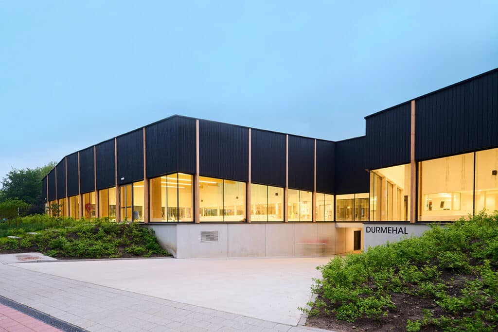 Doordachte keuze van aluminium raam- en deursystemen voor nieuw zwemparadijs