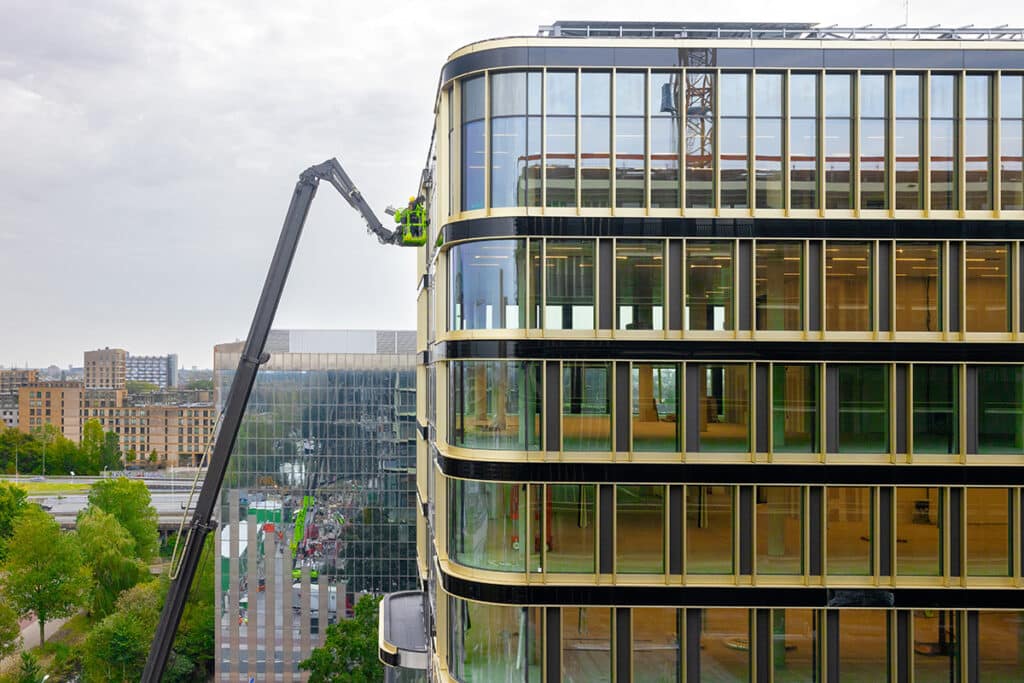 Hoogtepunt van Berghaus Plaza is het gebogen glas op de hoeken 2