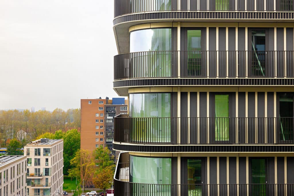 Hoogtepunt van Berghaus Plaza is het gebogen glas op de hoeken 1