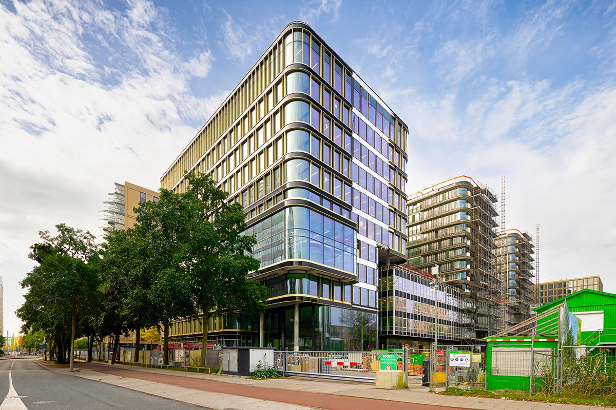 Hoogtepunt van Berghaus Plaza is het gebogen glas op de hoeken 6