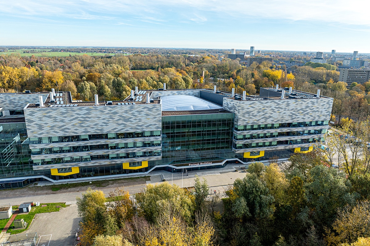 Aardbevingsbestendige stalen gevels voor loopbruggen Feringa gebouw 2