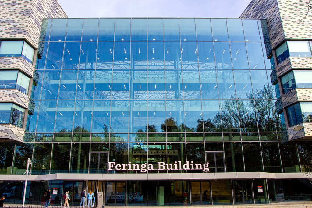 Aardbevingsbestendige stalen gevels voor loopbruggen Feringa gebouw 2