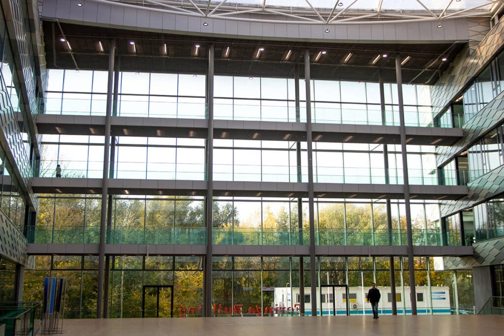 Aardbevingsbestendige stalen gevels voor loopbruggen Feringa gebouw 1