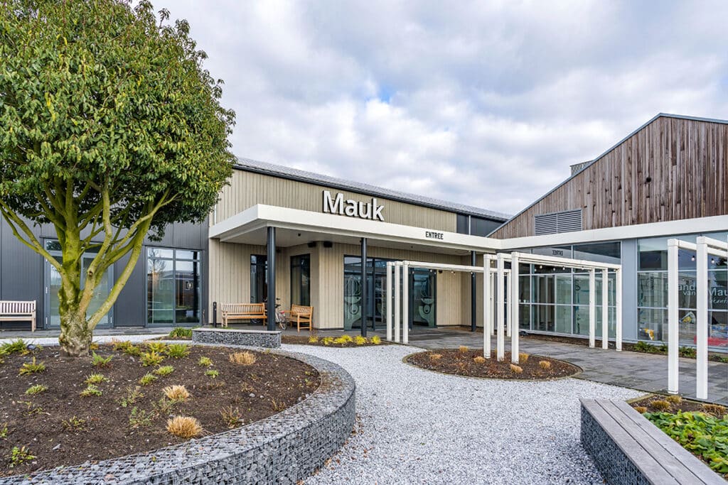 Moderne aluminium gevelsystemen voor kloppend hart vakantiepark 1