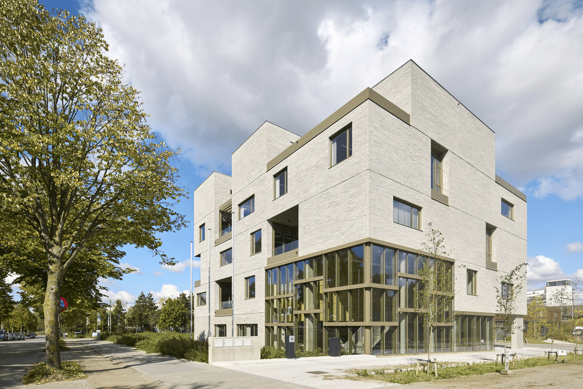 Esthetisch en technisch verfijnd aluminium schrijnwerk voor universiteitscampus 4