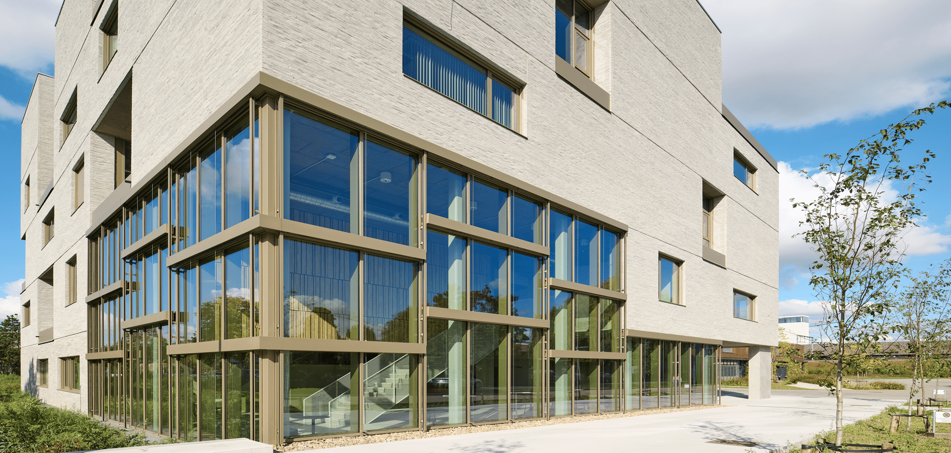 Esthetisch en technisch verfijnd aluminium schrijnwerk voor universiteitscampus 1