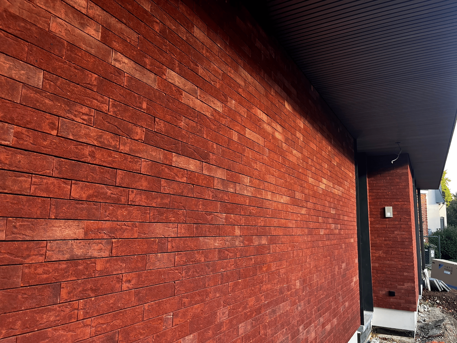 Een beproefd systeem voor gevelplaat- en steenstripverlijming. 2