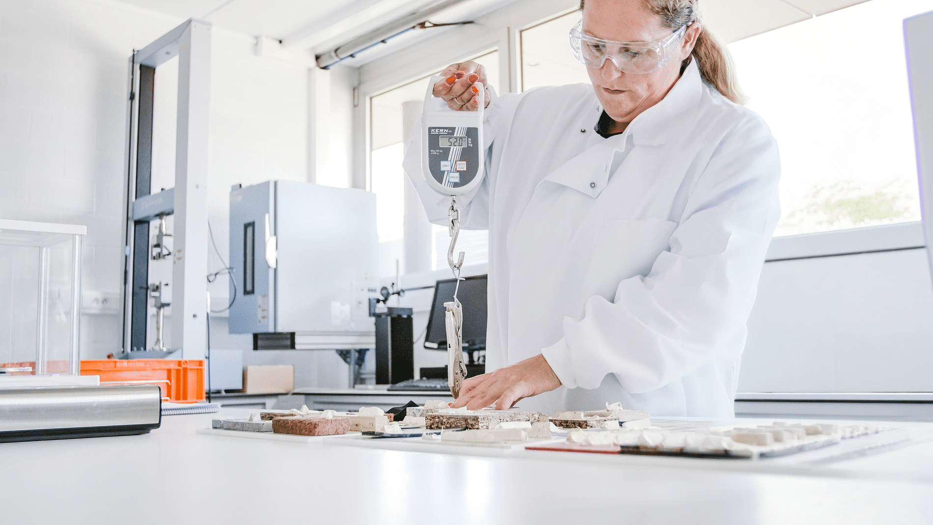 Specialist zet de nieuwe standaard voor gevelplaatverlijming 1
