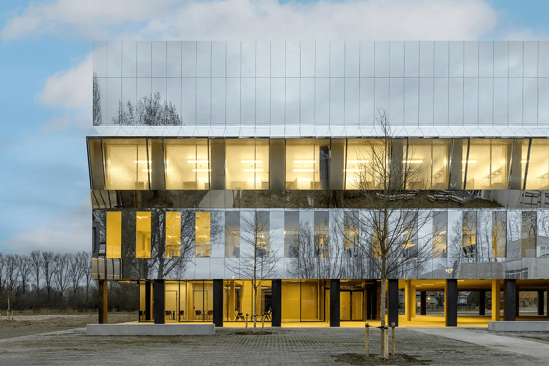 Specialist zet de nieuwe standaard voor gevelplaatverlijming 1