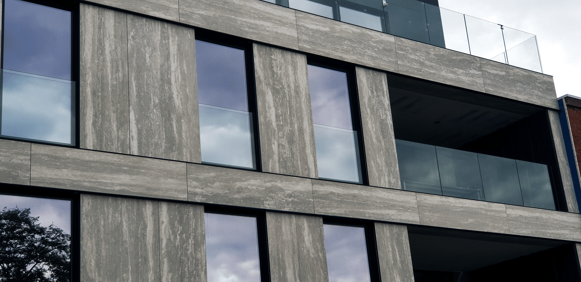 Specialist zet de nieuwe standaard voor gevelplaatverlijming 2