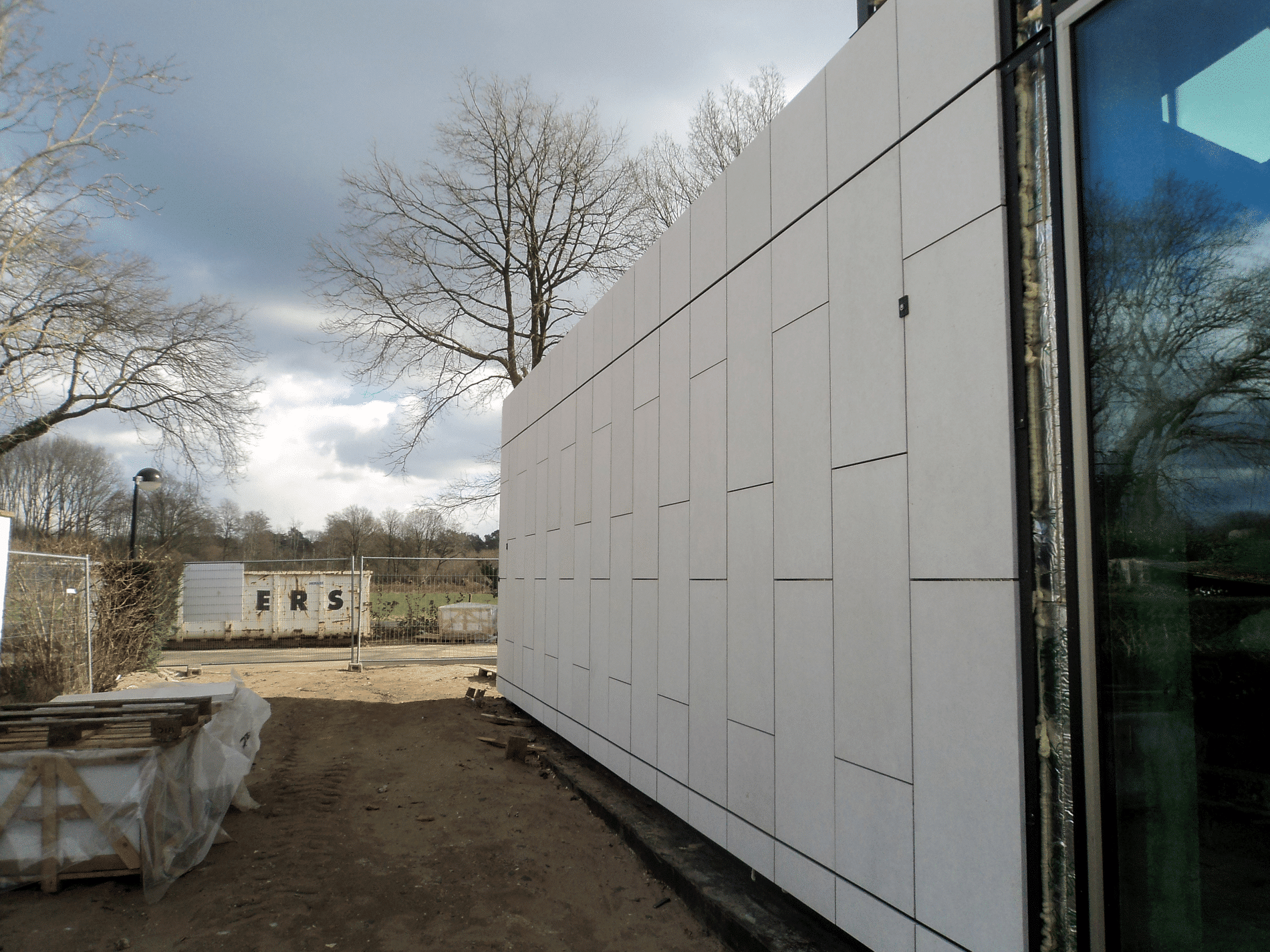 Specialist zet de nieuwe standaard voor gevelplaatverlijming 4
